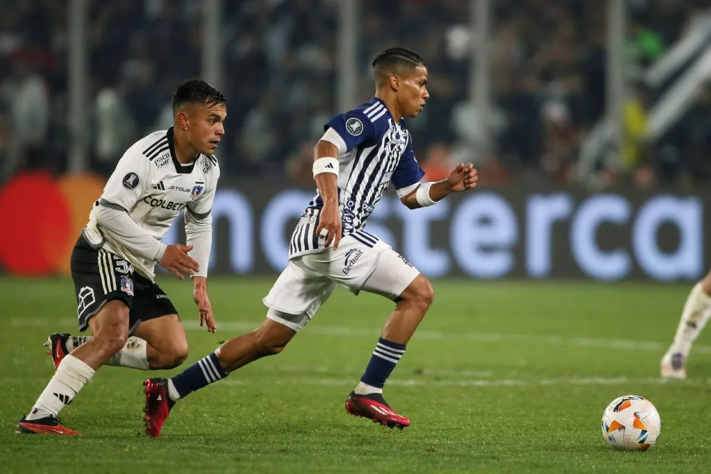 José Enamorado ante Vicente Pizarro en el Monumental. (Jonnathan Oyarzun/Photosport).