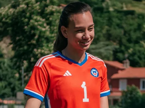 Tiane Endler luce con orgullo la nueva camiseta de la Roja