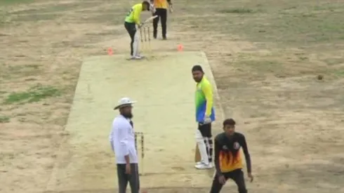 Los estafadores indios jugando un falso torneo de críquet