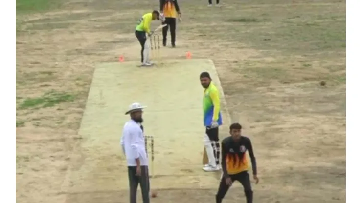 Los estafadores indios jugando un falso torneo de críquet