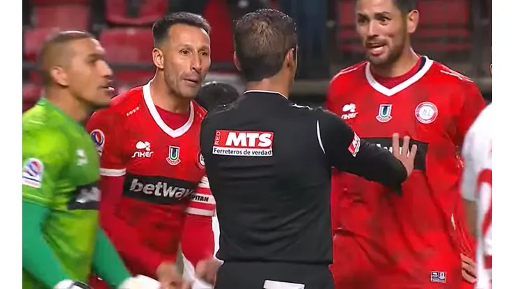 Nicolás Gamboa en la polémica por terminar el partido cuando La Calera alegaba mano del arquero de Ñublense.