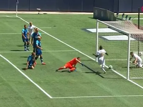 Jugador evita gol de su equipo despejando la pelota en la línea