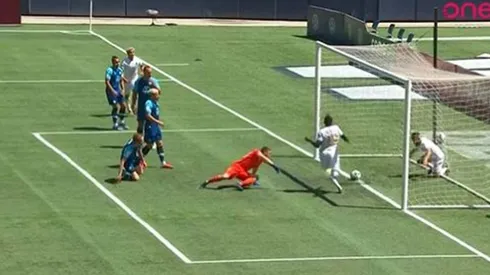 El momento en que William Akio despeja el balón