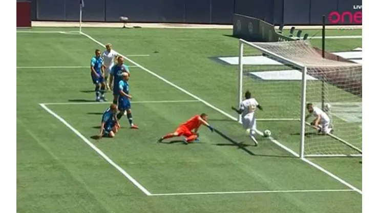 El momento en que William Akio despeja el balón