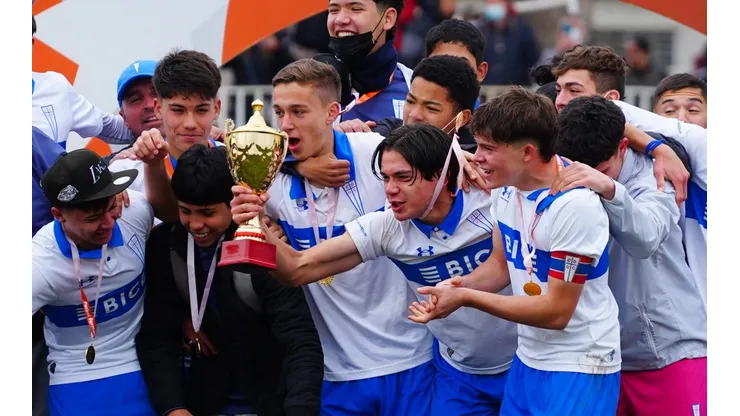 Axel Cerda sostiene la copa de campeón que la Universidad Católica le ganó a Colo Colo en la final del torneo Sub 16.