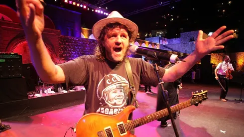 Emir Kusturica & The No Smoking Orchestra en el escenario.