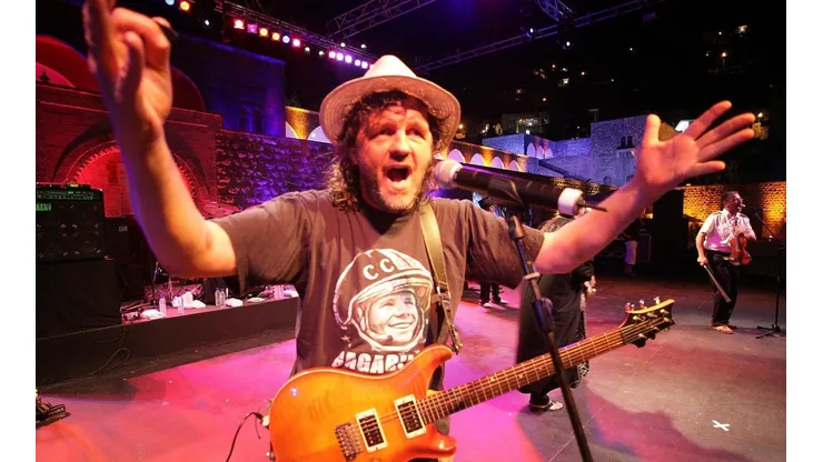 Emir Kusturica & The No Smoking Orchestra en el escenario.
