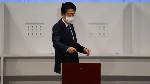 Shinzo Abe durante unas elecciones.