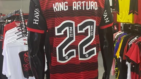 La camiseta que muestra Keno Salinas tiene el dorsal 22 y en el nombre aparece como King Arturo.