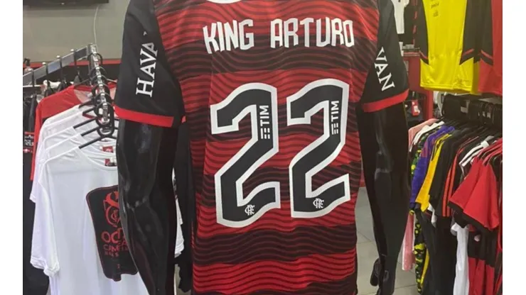 La camiseta que muestra Keno Salinas tiene el dorsal 22 y en el nombre aparece como King Arturo.