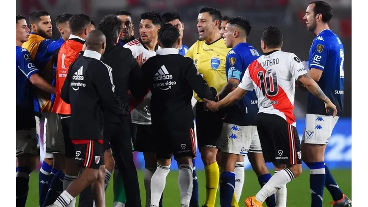 El réferi chileno se refirió a la tremenda polémica que protagonizó en los octavos de final del torneo más importante a nivel de clubes en Sudamérica.