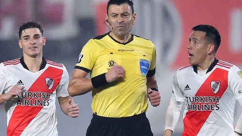Roberto Tobar tomó una difícil decisión en River vs Vélez.