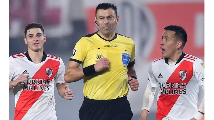 Roberto Tobar tomó una difícil decisión en River vs Vélez.