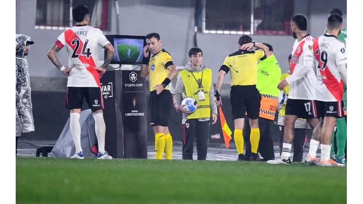El experto ÁrbitroInternacional explica por qué Tobar pudo anular el polémico gol del River pese a que el VAR no apareció del todo claro.