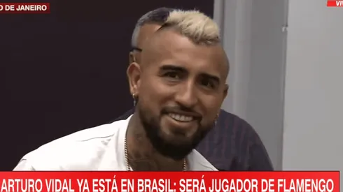 Arturo Vidal llegó a lo rockstar para firmar en Flamengo.