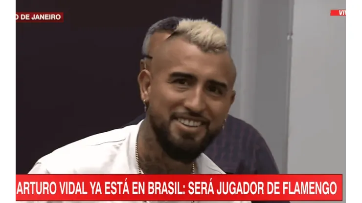 Arturo Vidal llegó a lo rockstar para firmar en Flamengo.