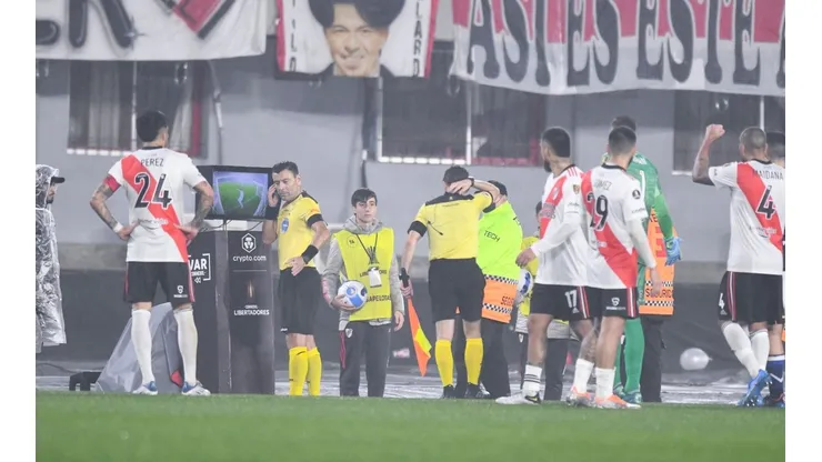Roberto Tobar tomó la decisión de anular el gol.