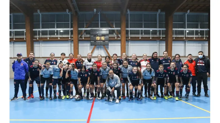 Los dos equipos compartieron una fotografía para demostrar que todas son la U.