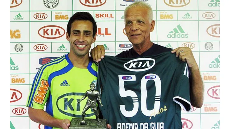 Ademir da Guia y Jorge Valdivia: el saludo de la leyenda del Palmeiras al Mago.