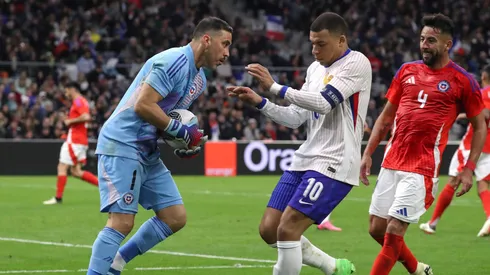 Claudio Bravo está en el limbo entre retirarse o jugar un año más