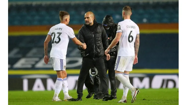 Kalvin Phillips (23) saluda a Josep Guardiola después de un partido entre el Leeds United y el Manchester City.