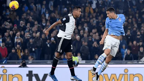 Luiz Felipe (Lazio) le ganó un balón aéreo a Alex Sandro (Juventus).