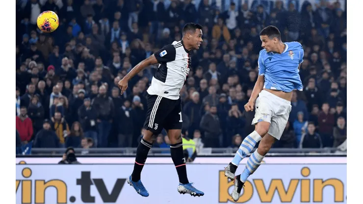 Luiz Felipe (Lazio) le ganó un balón aéreo a Alex Sandro (Juventus).