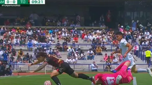 Montecinos cae el área tras falta del portero Julio González