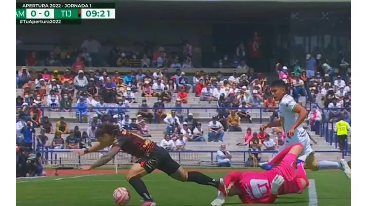 Montecinos cae el área tras falta del portero Julio González