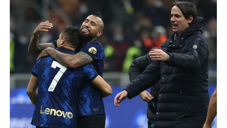 Arturo Vidal y Alexis Sánchez celebran el triunfo en la Supercopa ante la Juventus junto al DT del Inter de Milán, Simone Inzaghi.