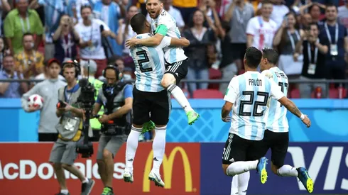 Cristian Pavón y Argentina festejan uno de los goles que le anotaron a Francia en la derrota por los octavos de final de la Copa del Mundo en Rusia 2018