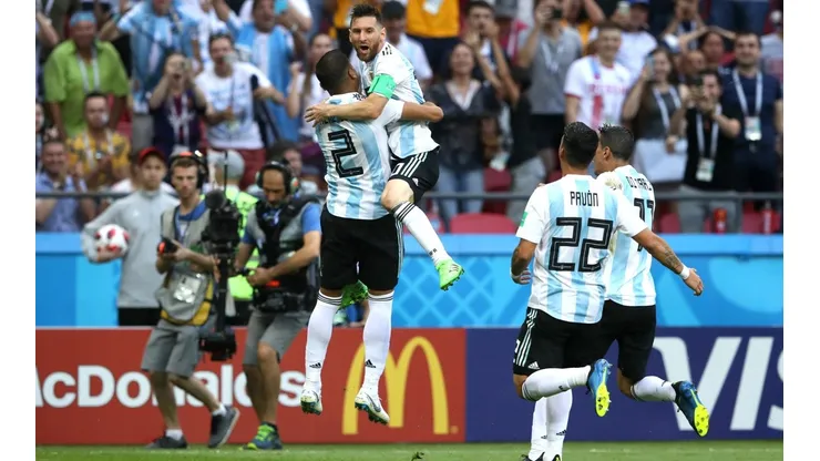 Cristian Pavón y Argentina festejan uno de los goles que le anotaron a Francia en la derrota por los octavos de final de la Copa del Mundo en Rusia 2018