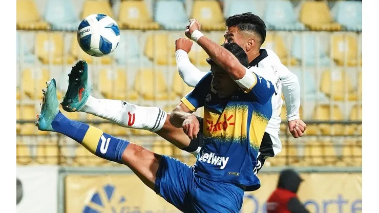 Everton ante Colo Colo en el estadio Sausalito.