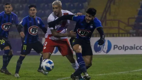 Rodrigo Holgado batalló para marcar de visitante por Curicó Unido.