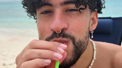 Mientras disfruta de los tragos y la playa, Bad Bunny compartió la invitación para su IG live de Un Verano sin Ti.