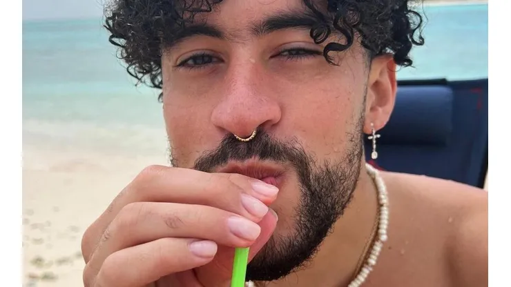 Mientras disfruta de los tragos y la playa, Bad Bunny compartió la invitación para su IG live de Un Verano sin Ti.