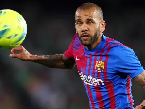 Dani Alves olvida al Barcelona y busca club en Instagram