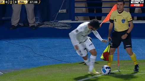 Scarpa y falta del guardalíneas: chascarro del año en Copa Libertadores.