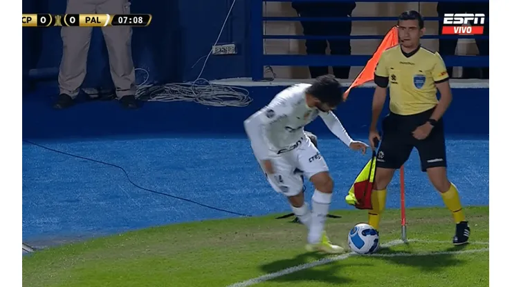 Scarpa y falta del guardalíneas: chascarro del año en Copa Libertadores.