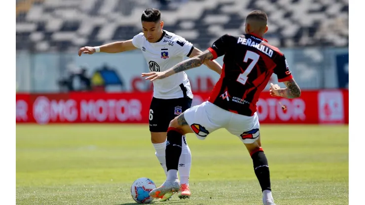 Nicolás Peñailillo en un duelo ante Óscar Opazo. El lateral izquierdo regresó a Deportes Antofagasta.