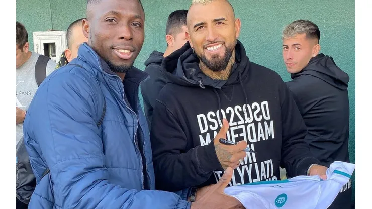 Augustine Ezeali posó con Arturo Vidal, a quien llamó "mi mentor".