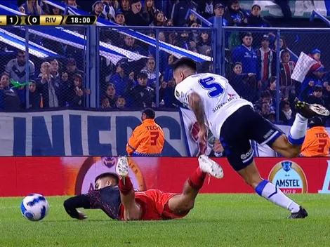 Díaz casi comete tremendo error, mete la mano y es amonestado