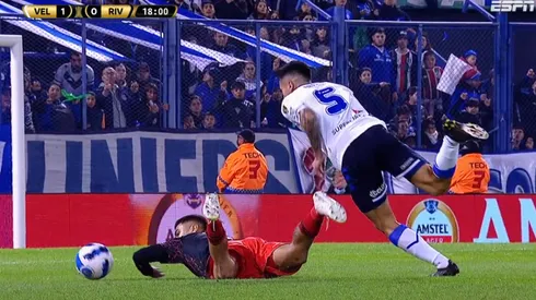 Paulo Díaz tuvo que meter la mano para corregir su fallo.