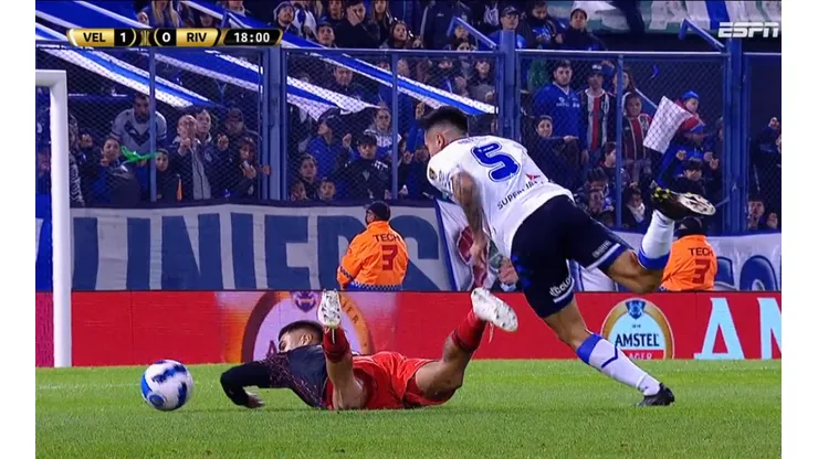Paulo Díaz tuvo que meter la mano para corregir su fallo.