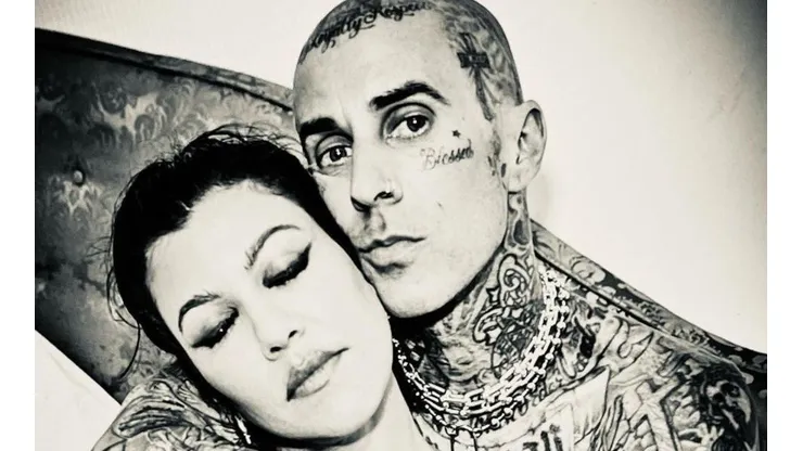Travis Barker junto a su esposa Kourtney Kardashian.