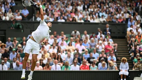 Novak Djokovic sigue firme en Wimbledon