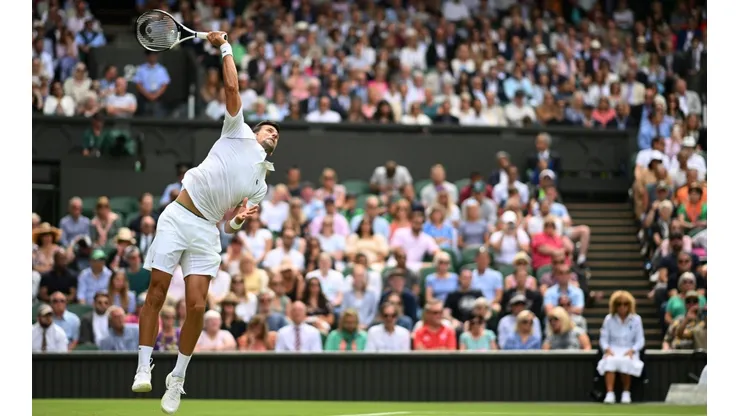 Novak Djokovic sigue firme en Wimbledon