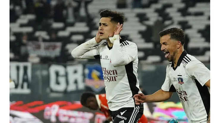 Pablo Solari festeja su tanto en el triunfo de Colo Colo
