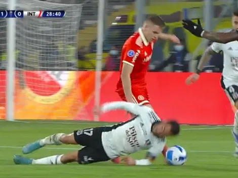 Suazo saca su garra para trancar con la cabeza