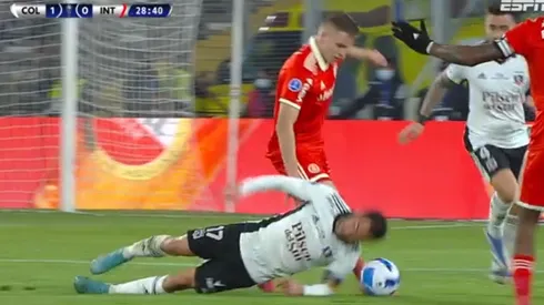 Suazo trancando con la cabeza